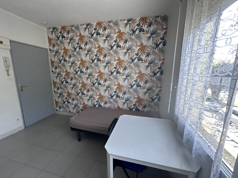 Studio petite surface en étage supérieur