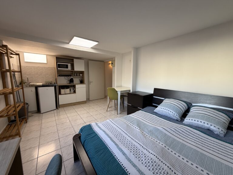 Studio meublé avec lit double