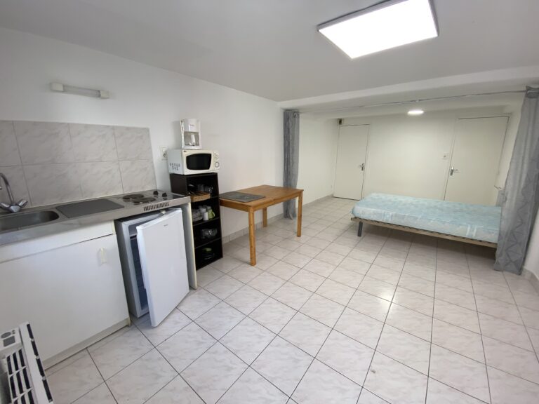 Grand studio meublé avec lit double