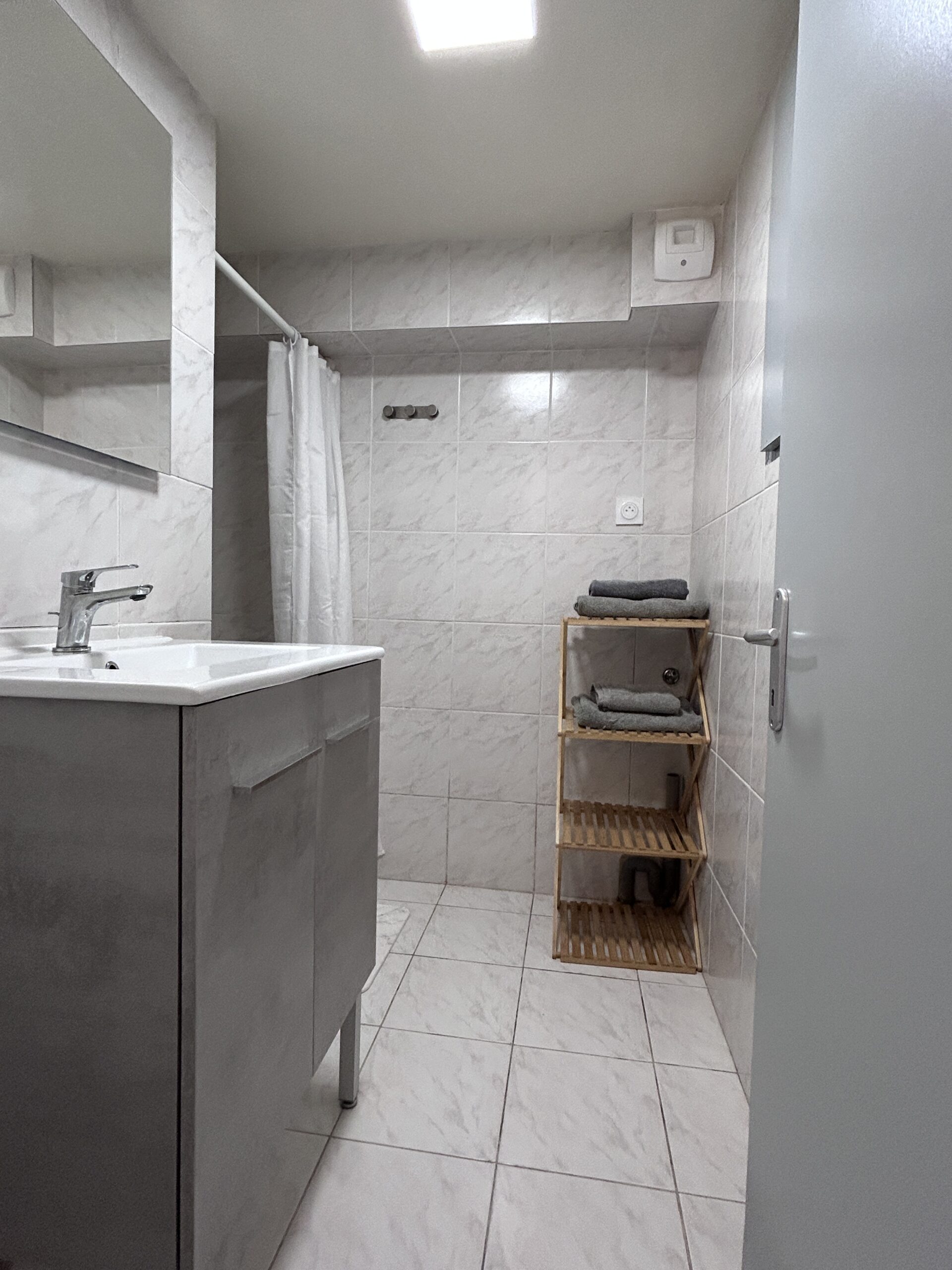 Appartement meublé & équipé avec lit double