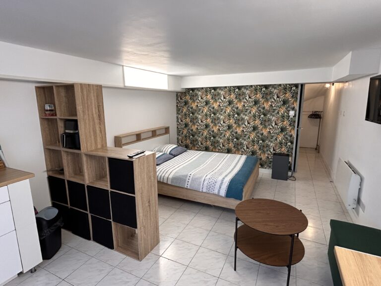 Appartement meublé & équipé avec lit double